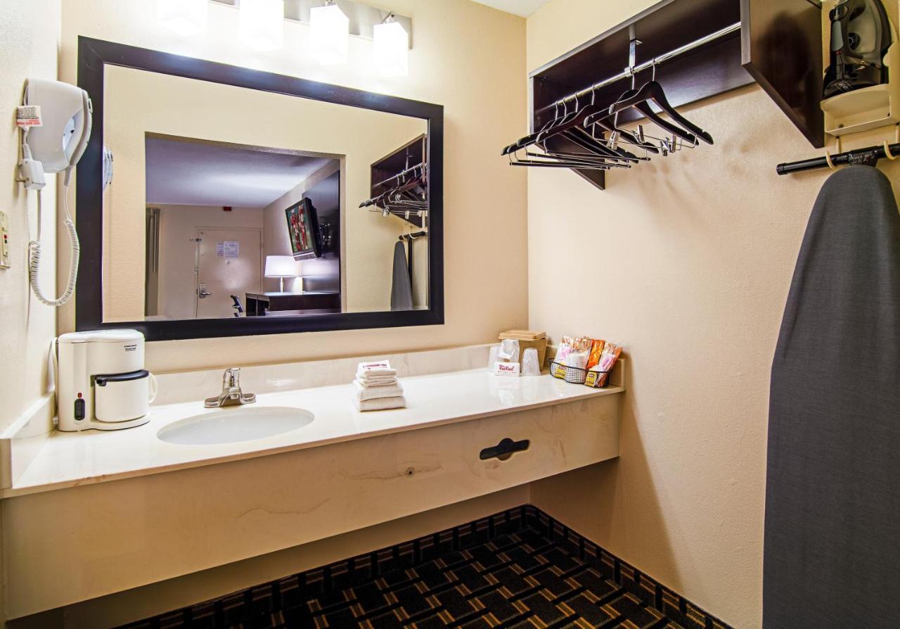 Red Roof Inn & Suites Greenwood, Sc Dış mekan fotoğraf