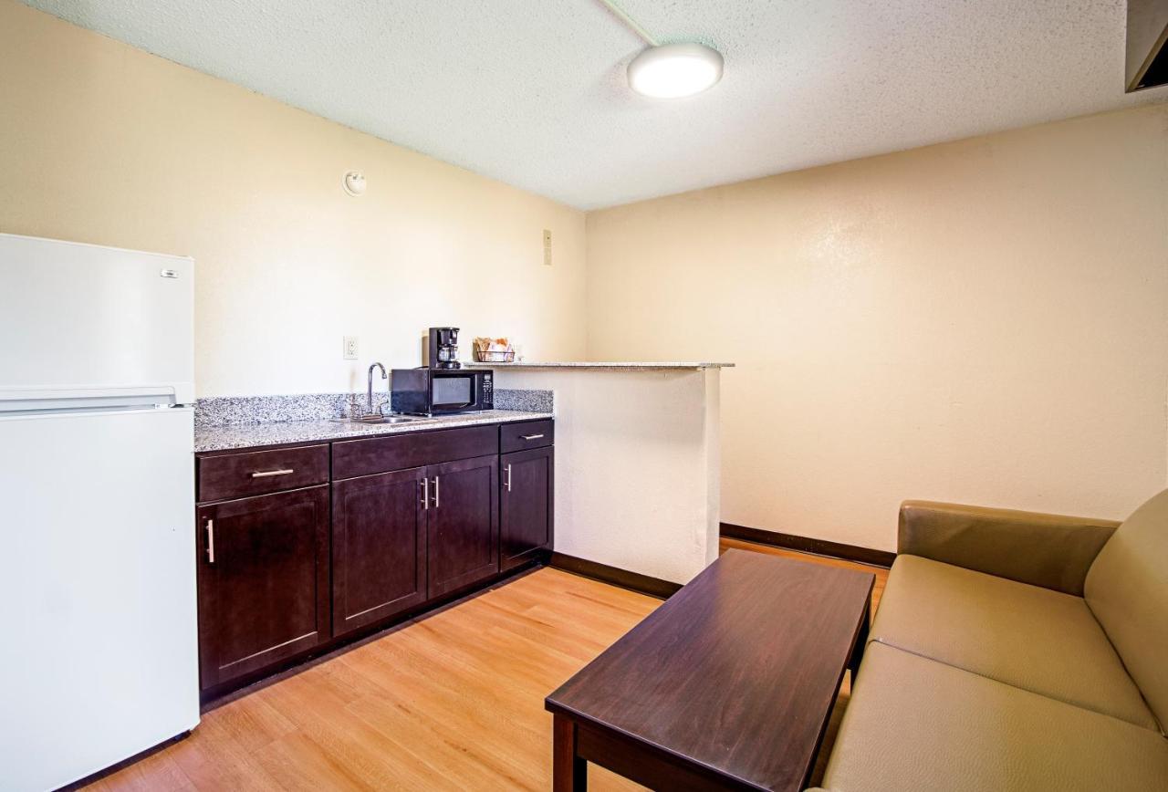 Red Roof Inn & Suites Greenwood, Sc Dış mekan fotoğraf