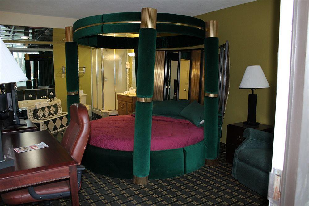 Red Roof Inn & Suites Greenwood, Sc Dış mekan fotoğraf