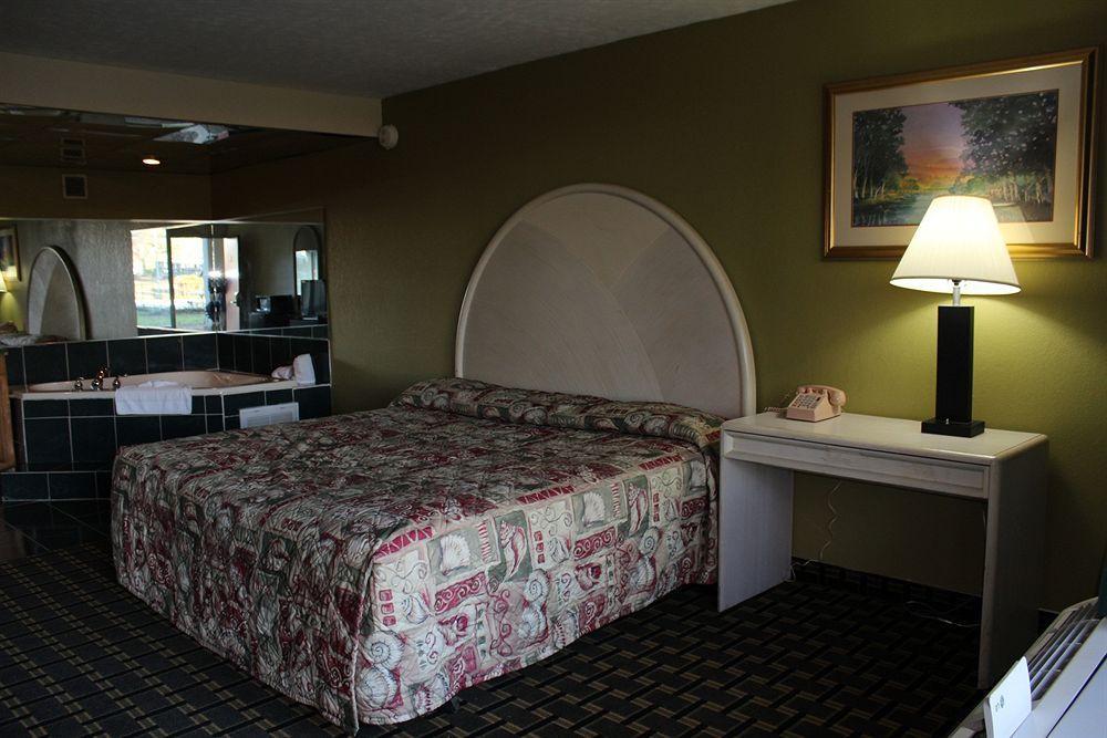 Red Roof Inn & Suites Greenwood, Sc Dış mekan fotoğraf