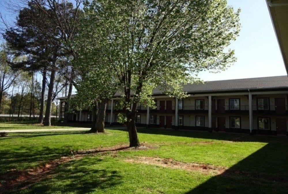 Red Roof Inn & Suites Greenwood, Sc Dış mekan fotoğraf